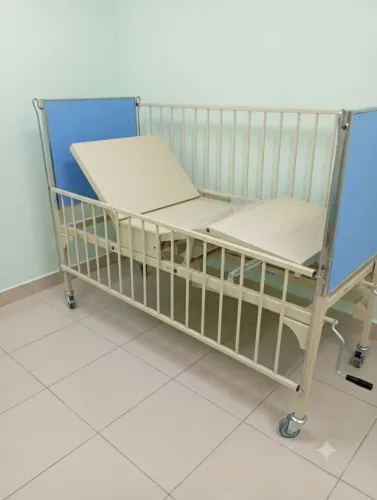 Vendo cama hospitalar com 2 manivelas infantil e juvenil 