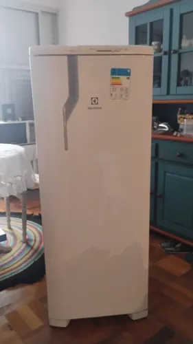 Geladeira Electrolux 240L (RE31) - 220V - Impecável!