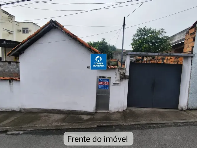 Casa de 2 quartos com quintal e garagem para locação no Barro Vermelho