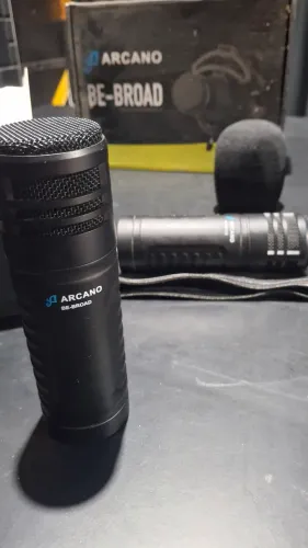 Microfone Arcano BE Broad para podcast