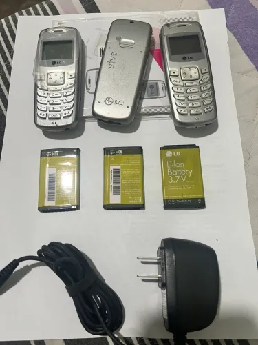 Lote de 7 aparelhos celulares CDMA antigos e alguns acessórios