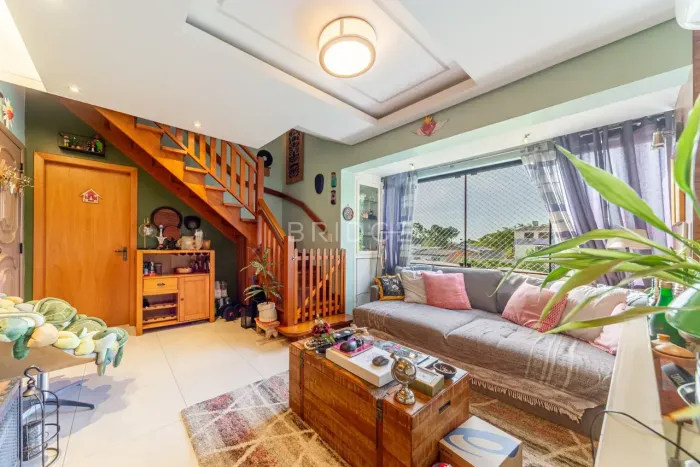 Duplex para venda tem 170 metros quadrados com 3 quartos em Passo da Areia - Porto Alegre