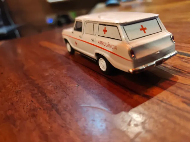 Carrinhos de ferro polícia militar rotam. Ambulância da santa casa