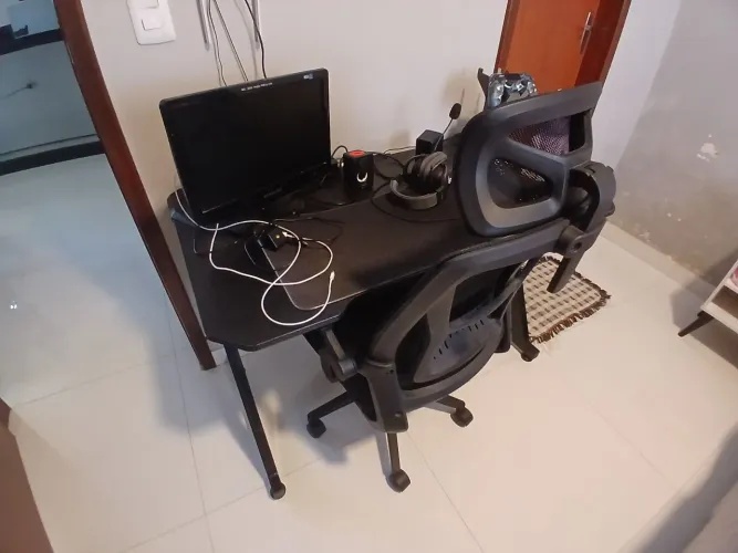 Mesa e Cadeira Gamer - Bom estado, Faz nem 2 anos de uso.
