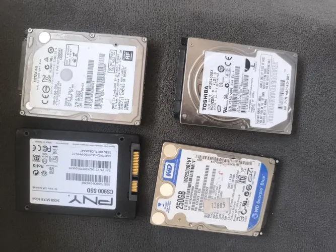 1 SSD 240gb, 1 hd 500gb, 2 hd 250