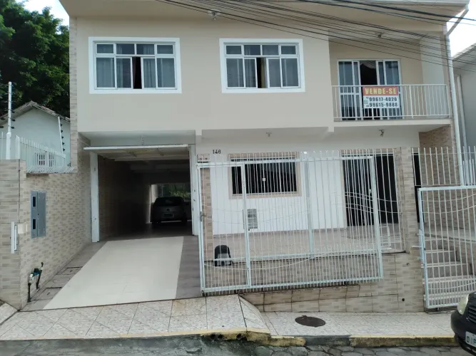 Sobrado com 03 dor, suite, gargem para 03 veiculos e sala comecial com 40 m2 e bwc.