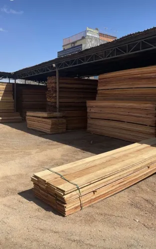 Tábuas de pinus, 28$ a peça de 30cm.
