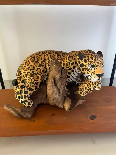 Escultura Artesanal de Onça-Pintada com Base em Madeira Natural | Bonito-MS