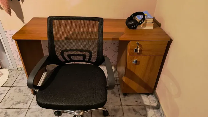 Escrivaninha com cadeira