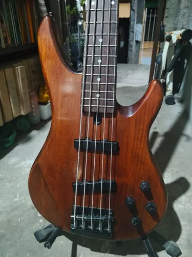 Contra baixo Yamaha Modelo rbx 755a