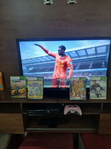 Tv 32 + Console X Box 360 com kinect 2 controles e jogos.