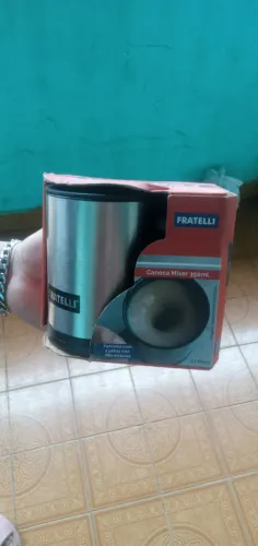 Vendo caneca mix da marca fratelli bate a bebida dentro do copo entrgo