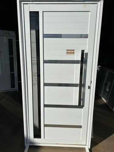 PORTA PIVOTANTE 210X100 E 210X120 COM FRISOS E VIDRO ALUMÍNIO BRANCO LINHA 30