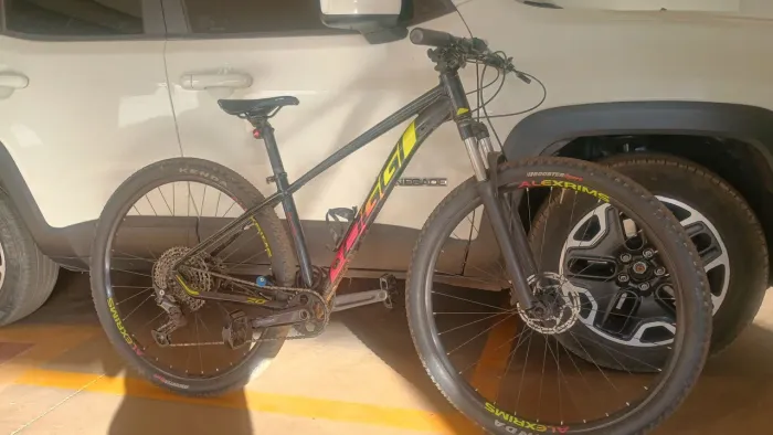 Vende se bicicleta com lote de transmissão top, pneus 80 por cento toda revisada