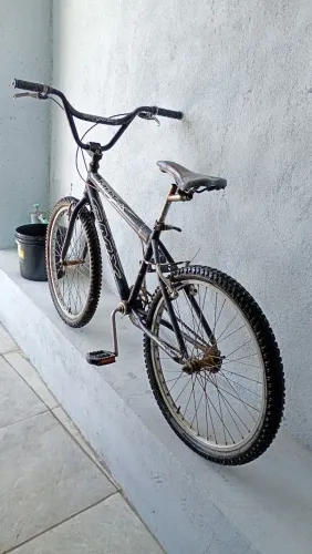 Vende-se uma bicicleta