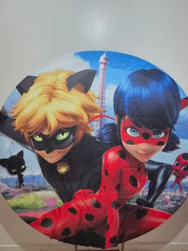 Painel Miraculous: Ladybug Redondo em Tecido 1.5x1.5m