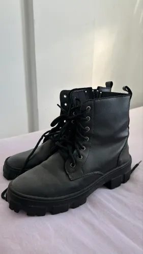 Bota coturno preta