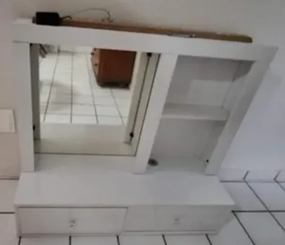 Penteadeira branca suspensa com espelho e gavetas