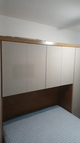 Guarda roupa modular cumaru com fendi.