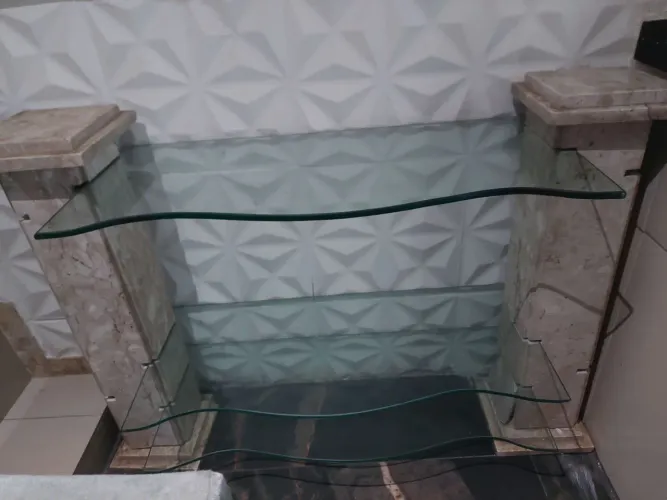 Rack de mármore com três prateleiras de vidro 