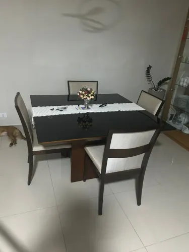 Mesa de jantar com cadeiras de vidro e madeira