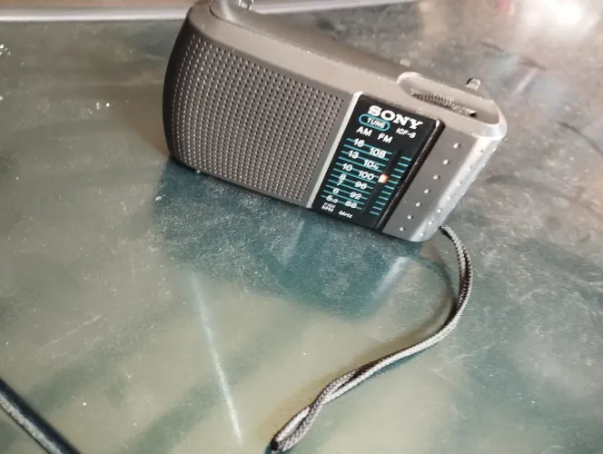 Rádio antigo Sony de bolso, funcionando.