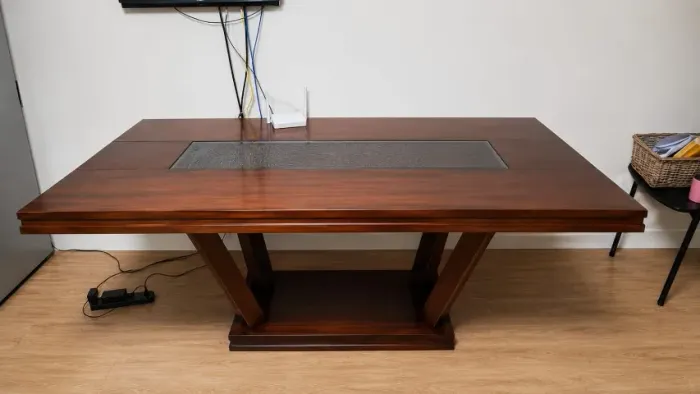 Mesa de jantar retangular em madeira maciça e com vidro