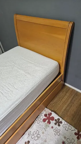 Bicama em marfim em excelente estado. Acompanha um colchão novo.