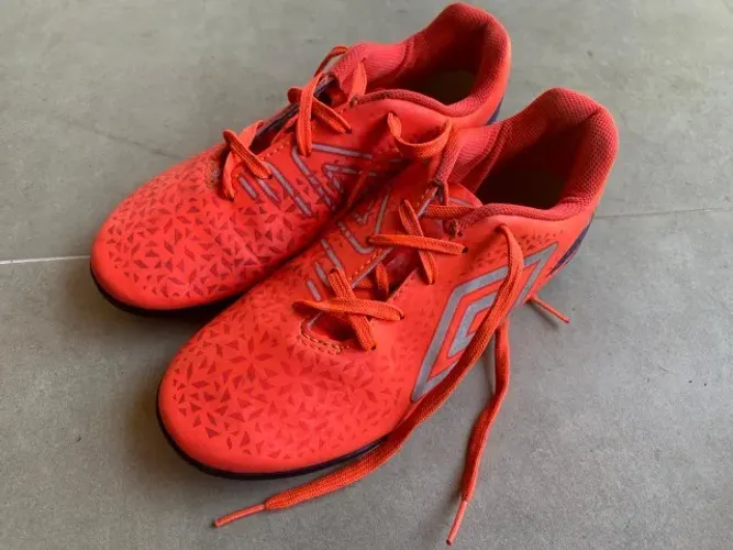 Chuteira umbro adamant tamanho 35