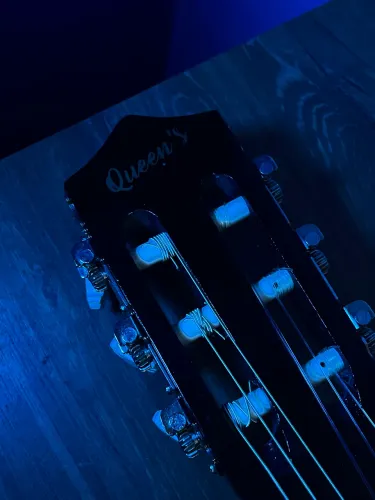 Violão Queens acústico | 3 cordas de nylon e 3 revestidas