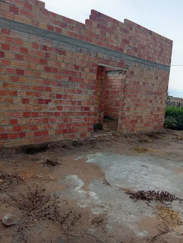 Vende-se um terreno com uma construção