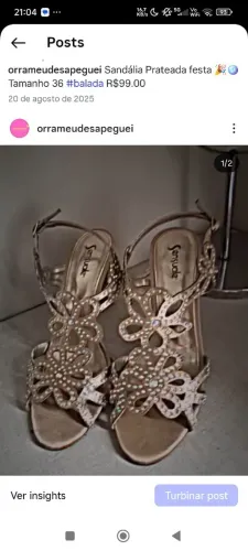 Sapato são 2 um Dourado e o outro Prateado.