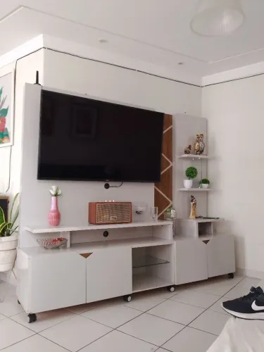 Rack com painel acoplado com rodinhas 