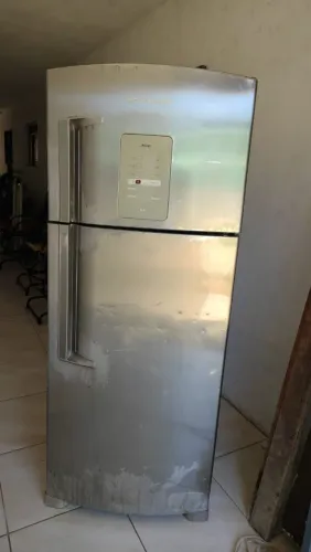 GELADEIRA COM DEFEITO