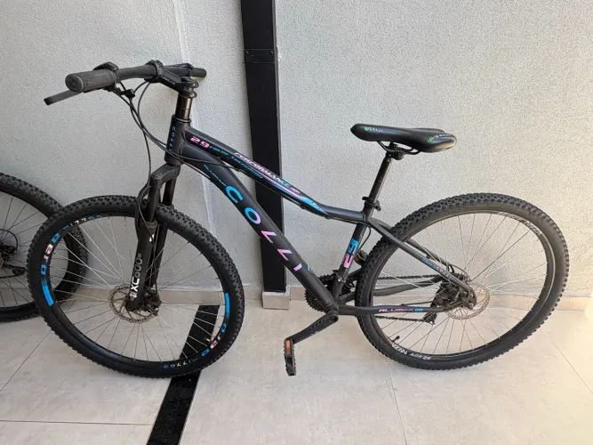 Vendo Bicicleta aro 29 21 V com freio a disco, revisadas recentemente.