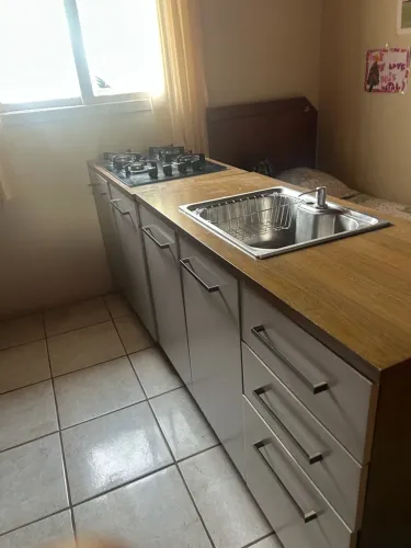 Balcão de cozinha completo com pia e fogão