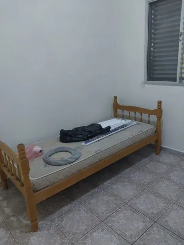 vendo 2 camas de solteiro madeira maciça