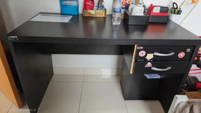 Escrivaninha com gavetas