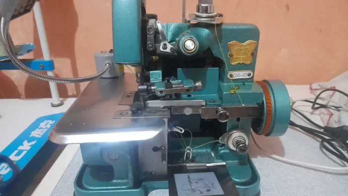 Vendo uma maquina de costura overlock GN5 chinesinha simi novinha
