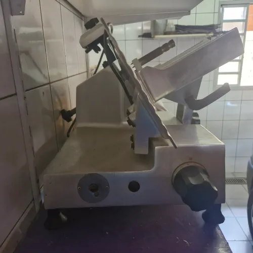 Máquina de cortar frios profissional 220w