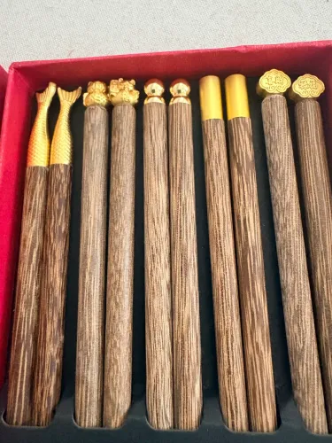 Kit 10 Pares Hashi Premium De Madeira E Dourado Com Estojo