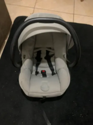 Bebê com maxi cosi 