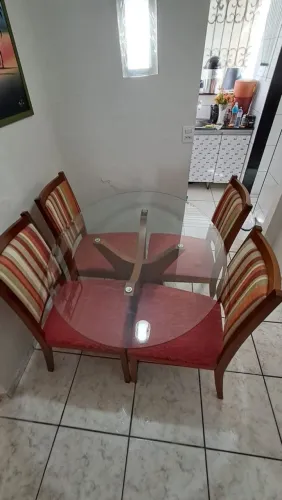 Mesa com 4 cadeiras.