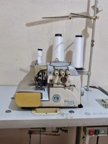 VENDO MÁQUINA OVERLOK SINGER 