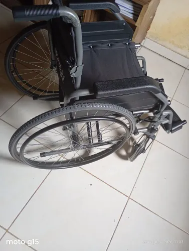 Vende se uma cadeira de rodas nova nunca foi usada