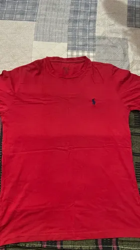 camisa polo vermelha