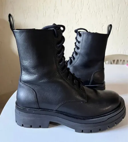 Coturno Zara unissex, original, semi novo, usado 3x, em couro