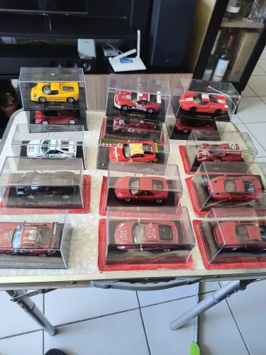 15 miniaturas Ferrari 1/43 pode escolher,.todas novas