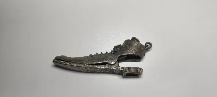 sapato vintage é um porta-canetas e prendedor