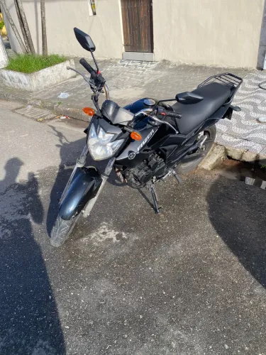 Vendo moto Fazer 250 tudo ok moto de mulher bem conservada 